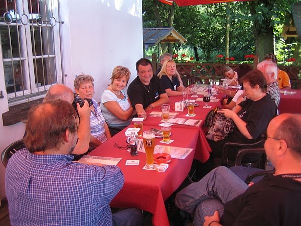 einmal links um den Tisch: Ulrich, Kalle, Rita, Carola, MikeP, Uli, Lal@, Jrns Tochter, Jrn, Klaudia, Hannes, Traude, K@lle