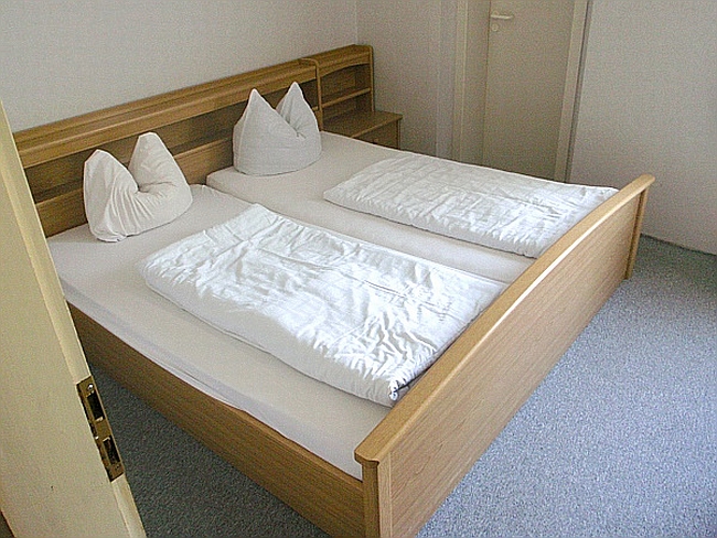 die Untertanen in ihren kl�sterlich-bescheidenen Zellen