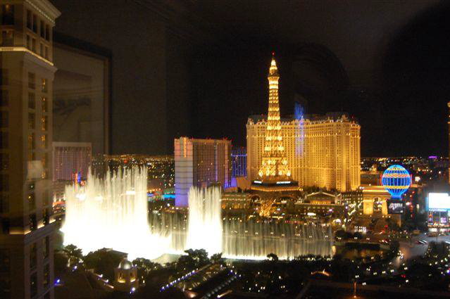Blick vom Bellagio zum Brunnen und Hotel Paris