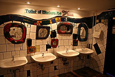 Hundertwasser Toilette - gegen�ber